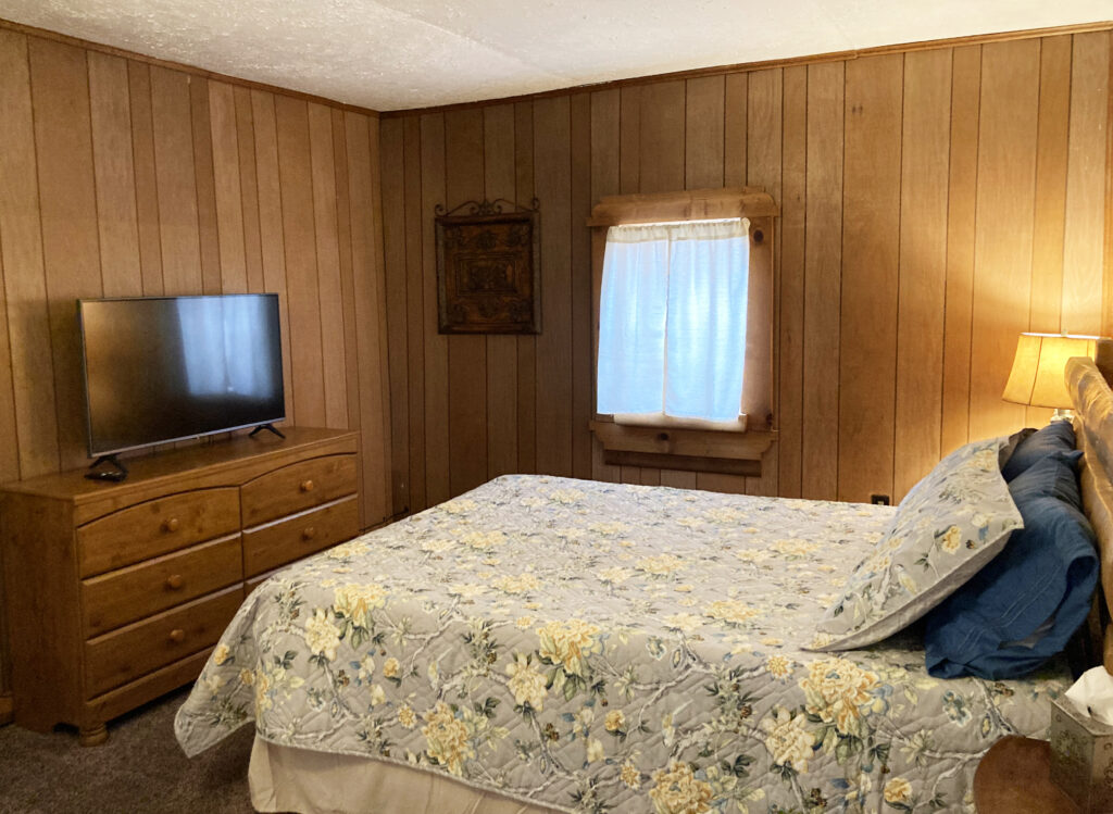 Cabin near Taos with Queen Bed and TV