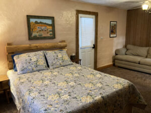 stay near Taos and Red River - one queen bed with couch