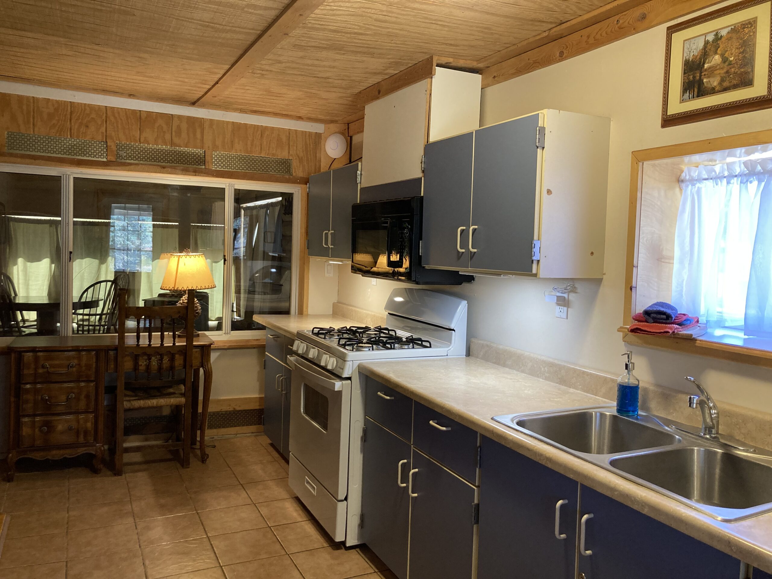 Cabin has full kitchen with appliances for cooking